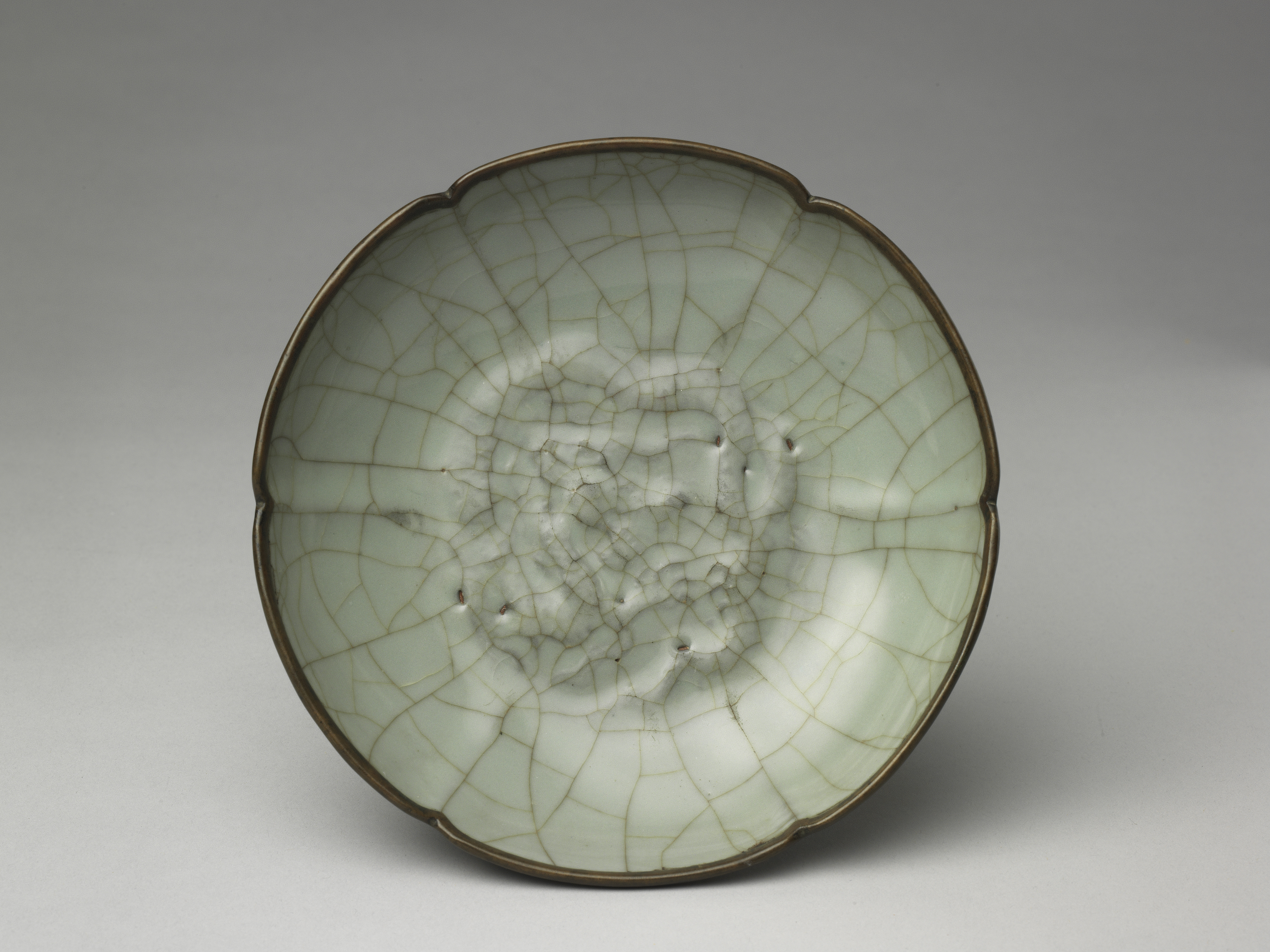 Dish with dragon design in celadon glaze
Guan ware, Southern Song dynasty, 12th-13th century
